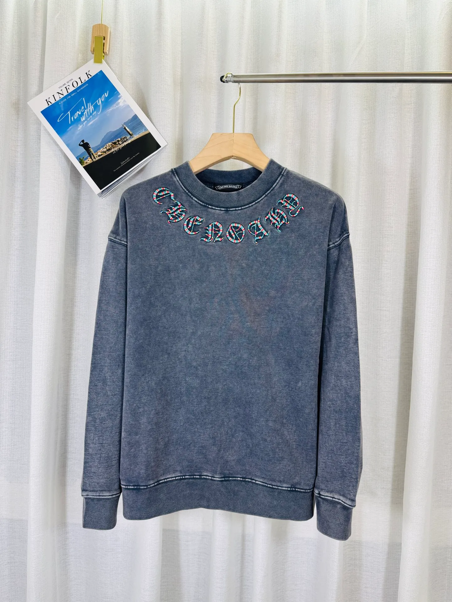 P270 top version, real shot without P, ​​different from market currency) 𝗖𝗵𝗿𝗼𝗺𝗲 𝗛𝗲𝗮𝗿𝘁𝘀/Cro Heart 2025 washed patch embroidery autumn and winter new original single counter American laser burnt 3D three-dimensional color embroidered couple casual sweatshirt 👑The highest version! Customized fabric 430g tripe terry fabric! American acid-washed and distressed original fabric laser burnt ✟appliqué embroidery and exquisite embroidery of letters! The best-selling model in the counter, very comfortable to wear. Accessories: original molded and authenticated collar label➕100% silk wash label. Genuine purchase-grade original hangtag➕matching hanging rope➕3D hanging beads➕original packaging bag. Craftsmanship: The original version has consistent wiring! The highest version of the armhole matching technique! Color: Gray Black Size: S M L XL Style No.: 9306